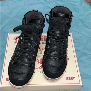 Women True Religion Georgina sneakers.